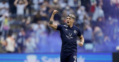 Pulido powers Sporting KC to 4-1 victory over Austin